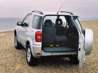 Toyota RAV4 (2004) - picture 6 of 8