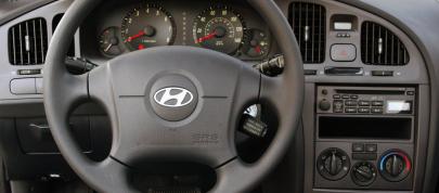 Hyundai Elantra (2005) - picture 7 of 10