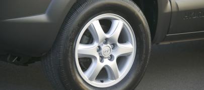 Hyundai Tucson (2005) - picture 12 of 27