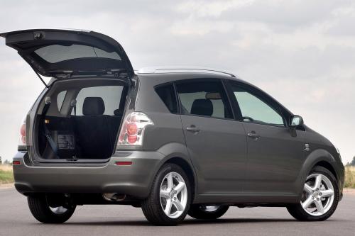 Toyota Verso D-4D (2005) - picture 9 of 13