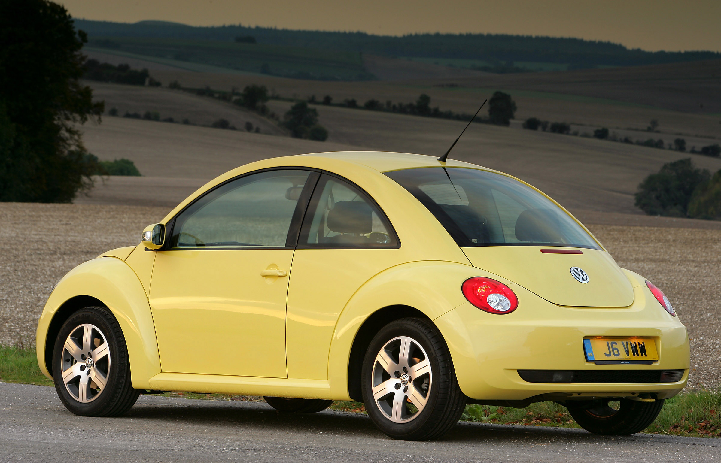 Автомобиль микро. Фольксваген Жук Битл. Volkswagen Жук New Beetle. Volkswagen New Beetle 1 поколение. Фольксваген Битл 2005.