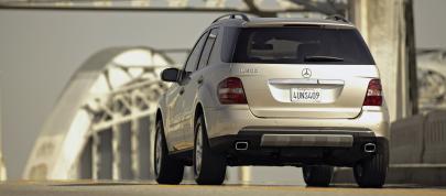 Mercedes-Benz ML500 (2006) - picture 23 of 33