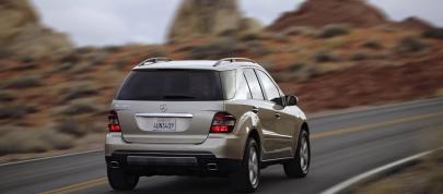 Mercedes-Benz ML500 (2006) - picture 28 of 33