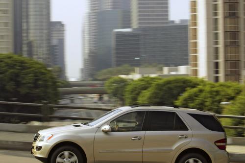 Mercedes-Benz ML500 (2006) - picture 24 of 33