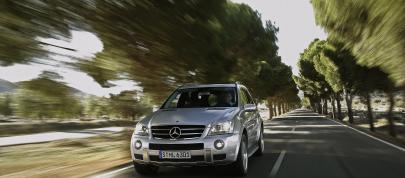 Mercedes-Benz ML63 AMG (2006) - picture 15 of 39