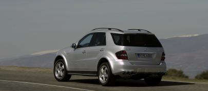 Mercedes-Benz ML63 AMG (2006) - picture 36 of 39