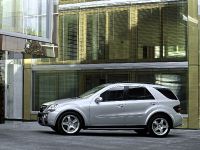 Mercedes-Benz ML63 AMG (2006) - picture 18 of 39