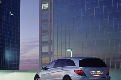 Mercedes-Benz R500 (2006) - picture 32 of 45