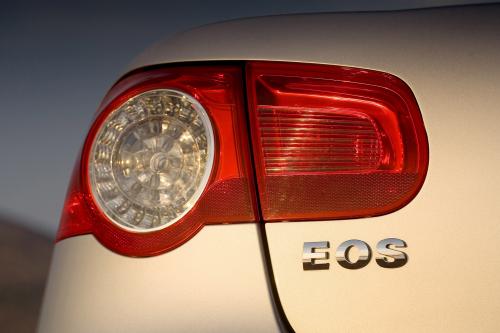 Volkswagen Eos (2006) - picture 17 of 22