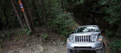 Jeep Liberty Limited (2008) - picture 12 of 14
