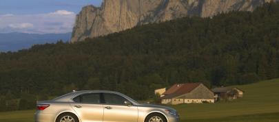 Lexus LS 460 (2009) - picture 12 of 24