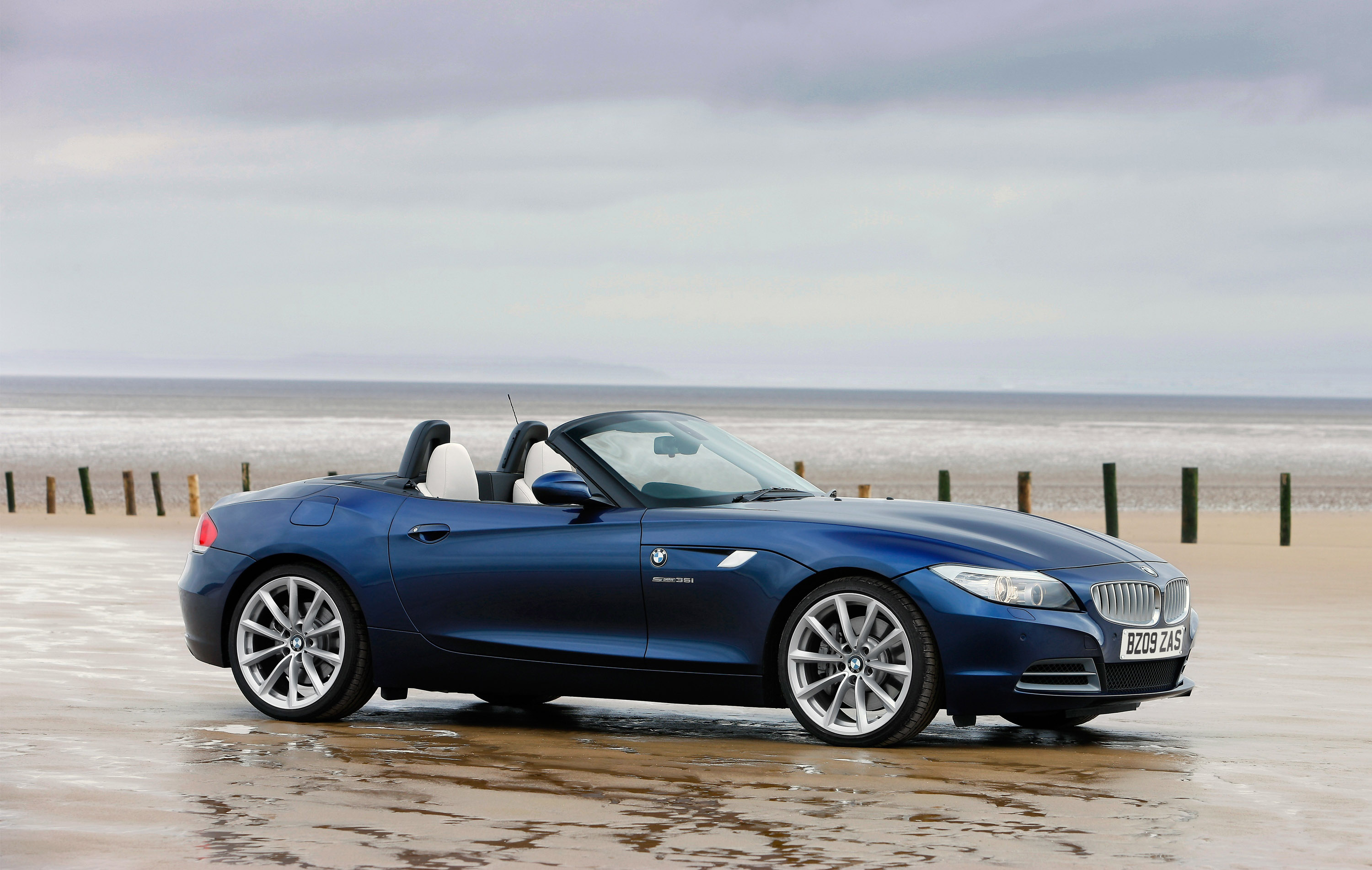 Бмв двухместная. BMW z4 кабриолет. BMW z4 Cabrio SDRIVE. БМВ z4 купе кабриолет. BMW z4 Blue.