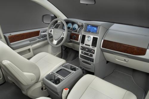 Chrysler Town & Country 25th Anniversary Edition (2009) - picture 1 of 6