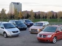 Chrysler Town & Country 25th Anniversary Edition (2009) - picture 5 of 6