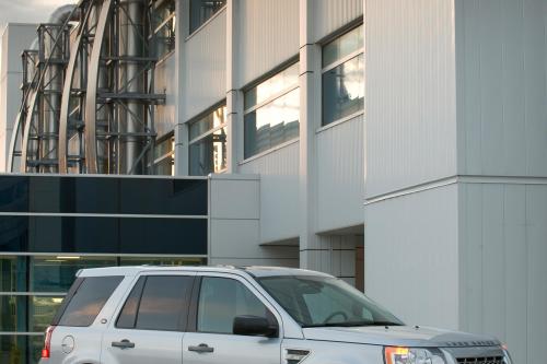 Land Rover LR2 HSE (2009) - picture 9 of 12