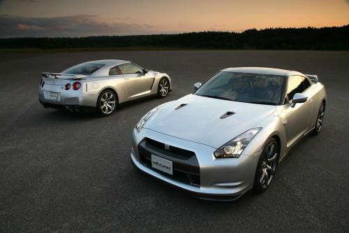 Nissan GT-R (2009) - picture 1 of 18