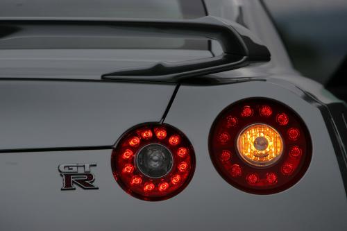 Nissan GT-R (2009) - picture 8 of 18