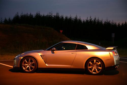 Nissan GT-R (2009) - picture 9 of 18