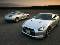 Nissan GT-R (2009) - picture 1 of 18