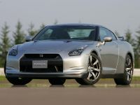 Nissan GT-R (2009) - picture 2 of 18