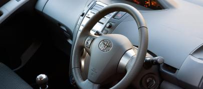 Toyota Yaris (2009) - picture 23 of 25