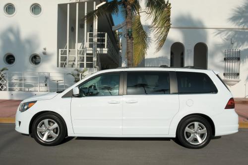 VW Routan (2009) - picture 1 of 11