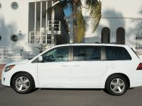 VW Routan (2009) - picture 6 of 11