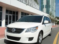 VW Routan (2009) - picture 3 of 11