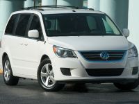 VW Routan (2009) - picture 1 of 11