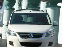 VW Routan (2009) - picture 3 of 11