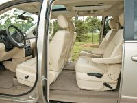 VW Routan (2009) - picture 10 of 11