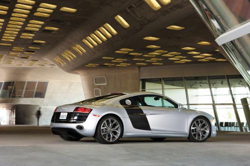 Audi R8 5.2 FSI quattro (2010) - picture 9 of 13