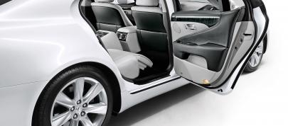 Lexus LS 600h (2010) - picture 4 of 18