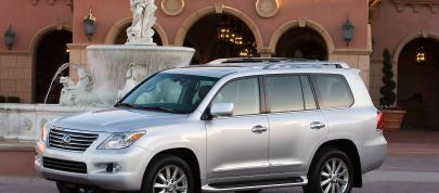 Lexus LX 570 (2010) - picture 12 of 63