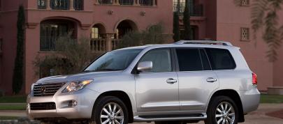Lexus LX 570 (2010) - picture 15 of 63