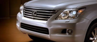 Lexus LX 570 (2010) - picture 44 of 63
