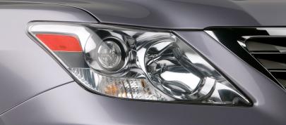 Lexus LX 570 (2010) - picture 47 of 63