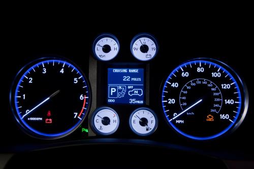 Lexus LX 570 (2010) - picture 57 of 63