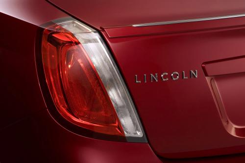 Lincoln MKS with EcoBoost (2010) - picture 8 of 15