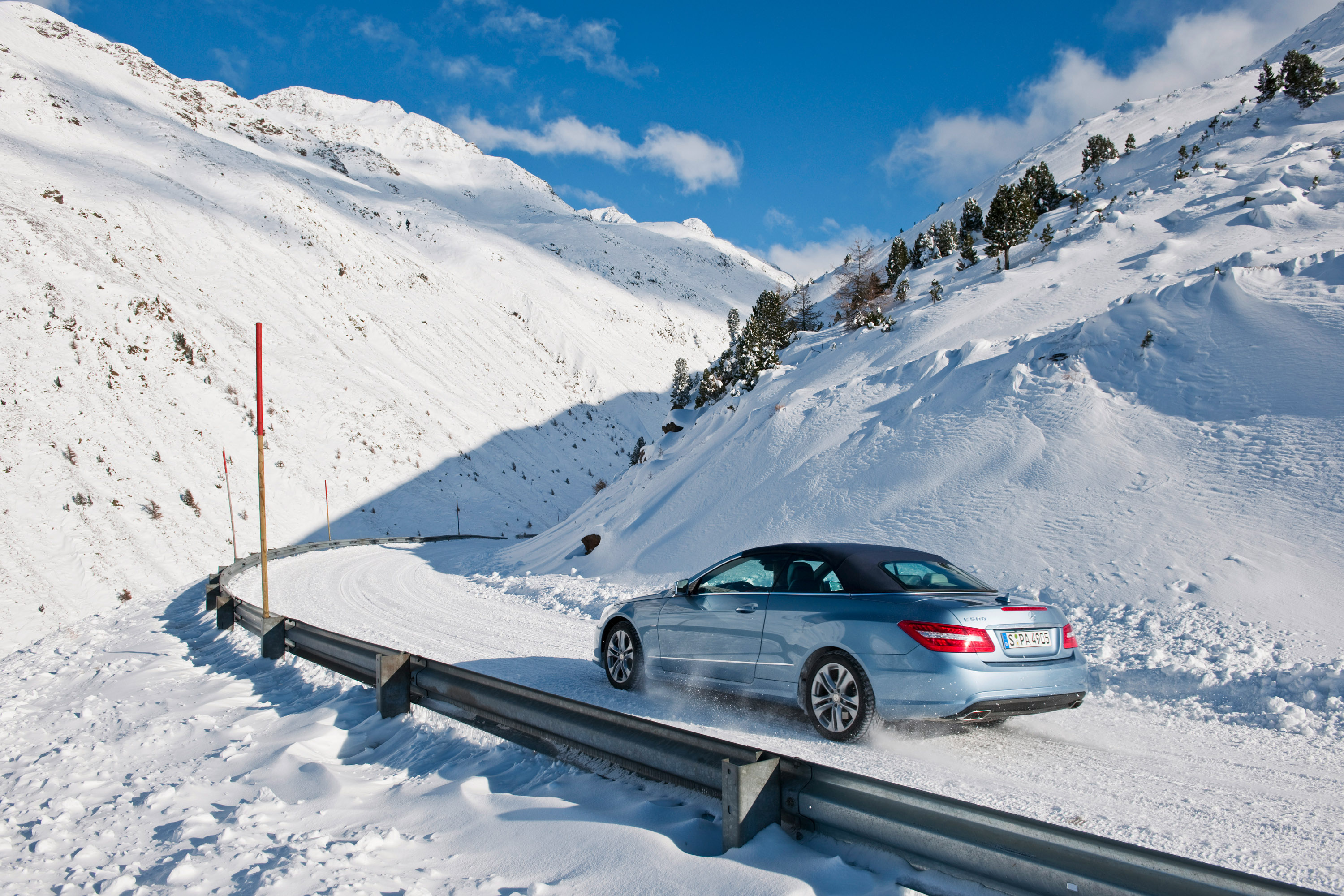 Машина катится на скорости. «Mercedes-Benz Winter Drive» 2004. Машина зима. Машина зимой. Машина в снегу.