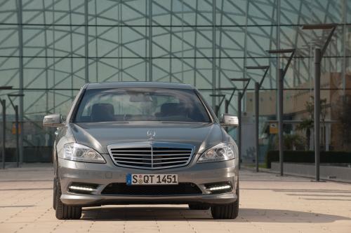 Mercedes-Benz S350 BlueTEC (2010) - picture 1 of 7
