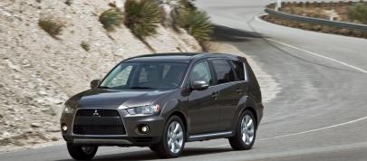 Mitsubishi Outlander GT (2010) - picture 7 of 32