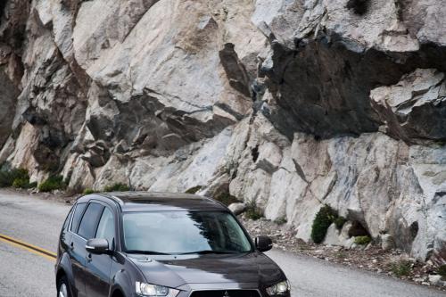 Mitsubishi Outlander GT (2010) - picture 9 of 32