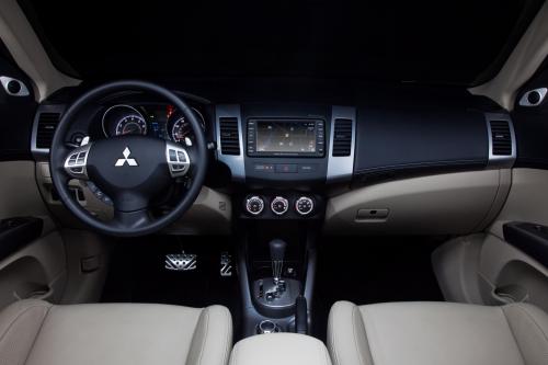Mitsubishi Outlander GT (2010) - picture 24 of 32