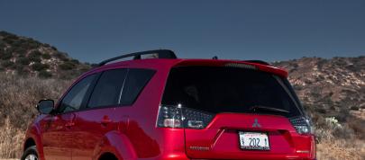 Mitsubishi Outlander SE (2010) - picture 12 of 23
