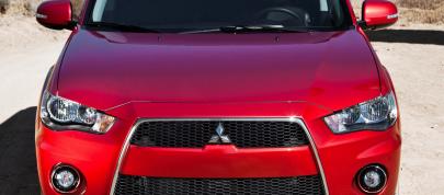 Mitsubishi Outlander SE (2010) - picture 15 of 23