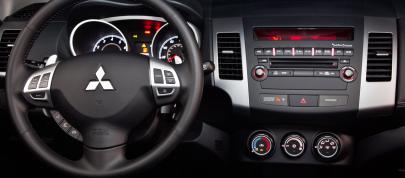 Mitsubishi Outlander SE (2010) - picture 20 of 23