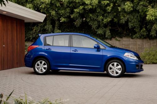 Nissan Versa (2010) - picture 17 of 35