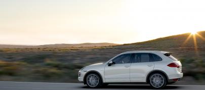Porsche Cayenne S Hybrid (2010) - picture 7 of 16