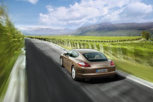 Porsche Panamera 4 (2010) - picture 1 of 3